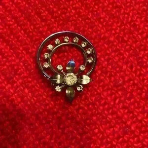 Vintage broach gold tone diamond look stones 40’s